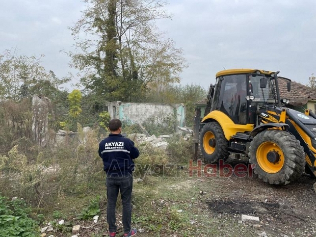 Akyazı'da metruk binalar yıkılıyor