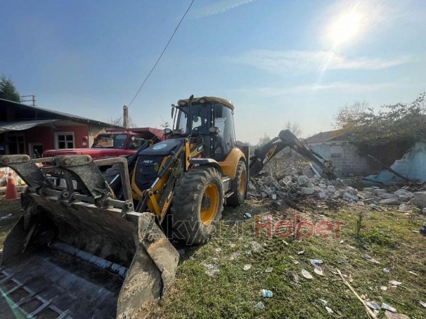 Akyazı'da metruk binalar yıkılıyor