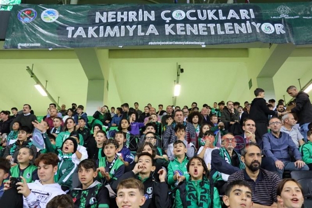Akyazılı öğrenciler Sakarya maçını izledi