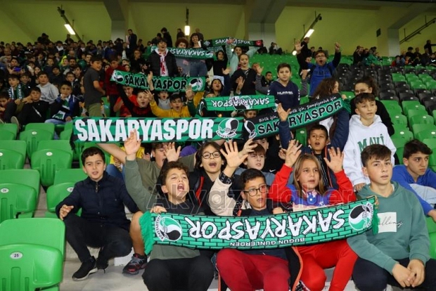 Akyazılı öğrenciler Sakarya maçını izledi