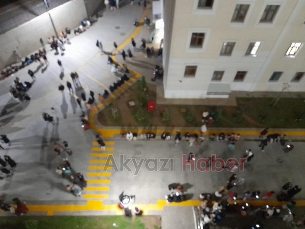 Şiddetli deprem: Sakarya sokağa döküldü
