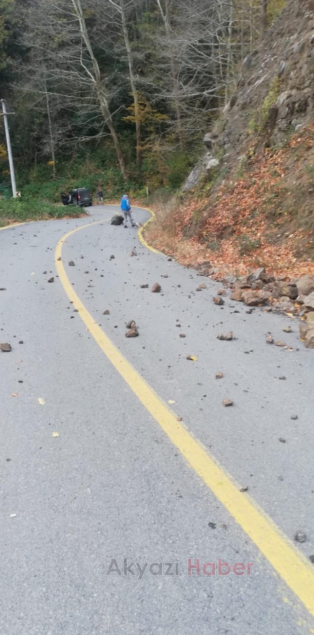 Hendek'te yolda çatlaklar oluştu