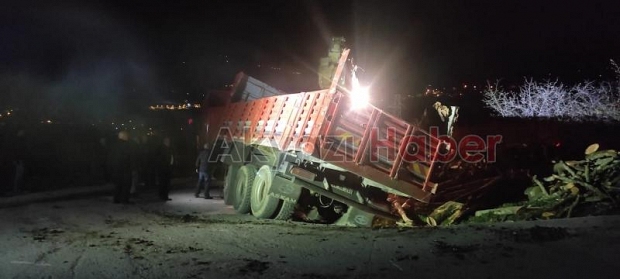 Akyazı'da kamyon devrildi