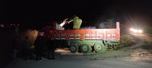 Akyazı'da kamyon devrildi