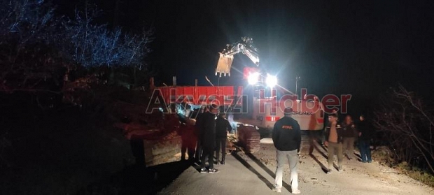 Akyazı'da kamyon devrildi