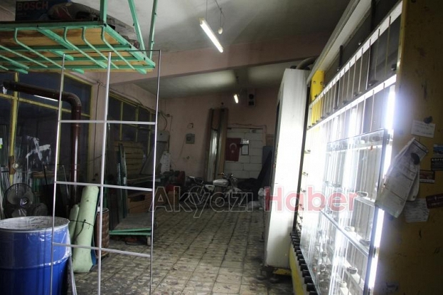 Dükkanındaki birçok cam tuzla buz oldu