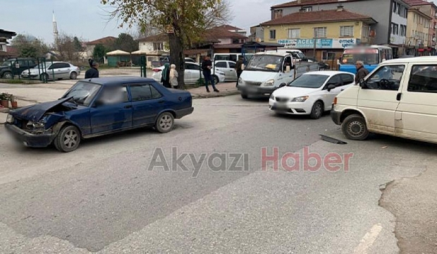 Akyazı'da maddi hasarlı trafik kazası