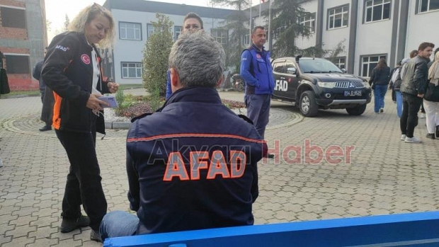 Afad Akyazı'da Çök Kapan Tutun tatbikatı gerçekleştirdi