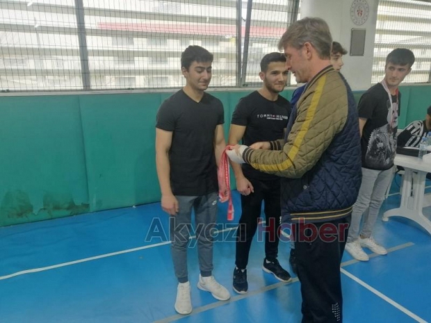 Akyazılı öğrencilerin bileği bükülmüyor