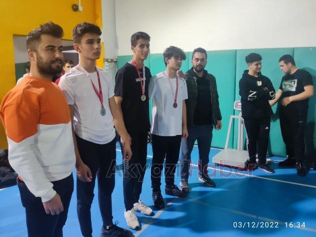 Akyazılı öğrencilerin bileği bükülmüyor