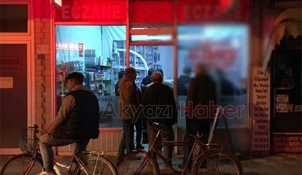 Nöbetçi eczanede ilaç kuyruğu