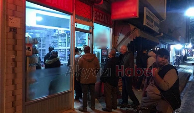 Nöbetçi eczanede ilaç kuyruğu