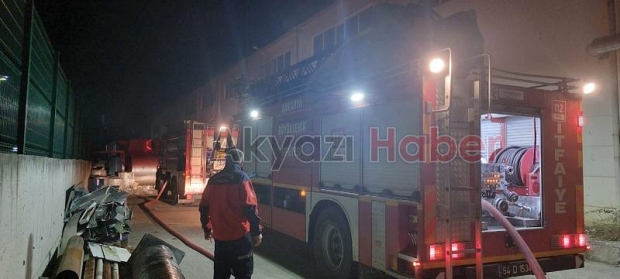 Akyazı'da halı fabrikasında yangın