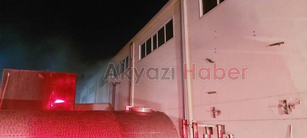 Akyazı'da halı fabrikasında yangın