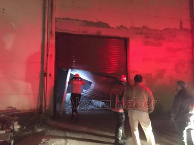 Akyazı'da halı fabrikasında yangın