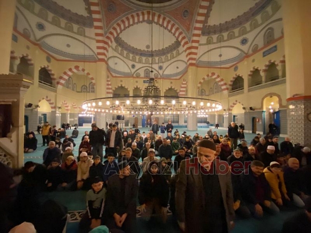 Baba Oğul Aynı Safta