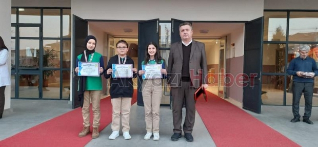 Deneme sınavında başarılı olan öğrenciler ödüllendirildi