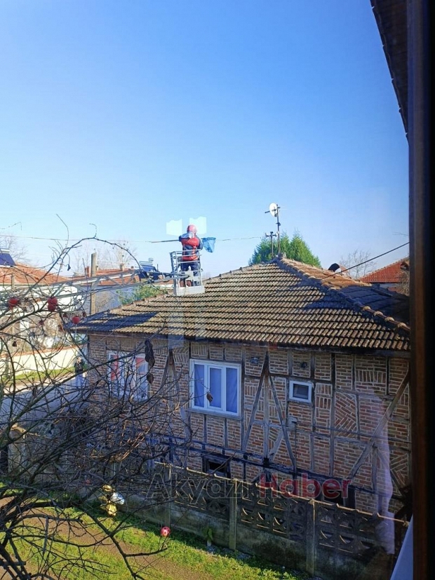 Kedinin yardımına itfaiye koştu
