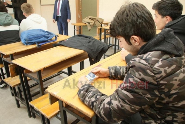 Akyazı Belediyesi'nden sınava hazırlanan öğrencilere internet hediyesi