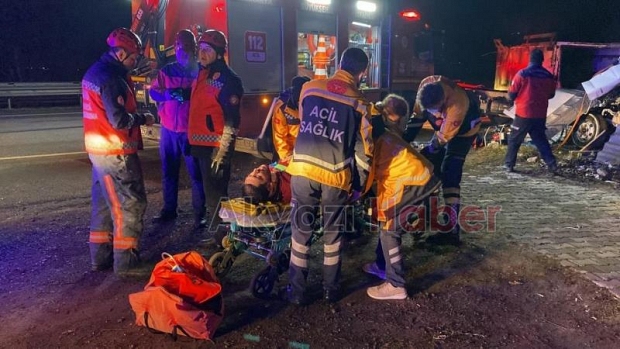 Et yüklü kamyon kağıt gibi ezildi  1i ağır, 2 yaralı
