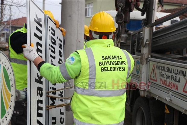 Sakarya'da yön levhaları böyle yapılıyor