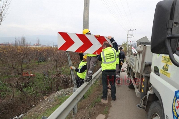 Sakarya'da yön levhaları böyle yapılıyor