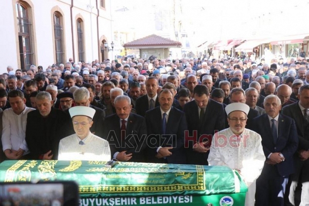 93 yaşında hayatını kaybeden eski milletvekili toparağa verildi