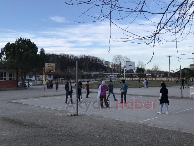 Gurbetçilerden Akyazılı çocuklara spor malzemesi yardımı