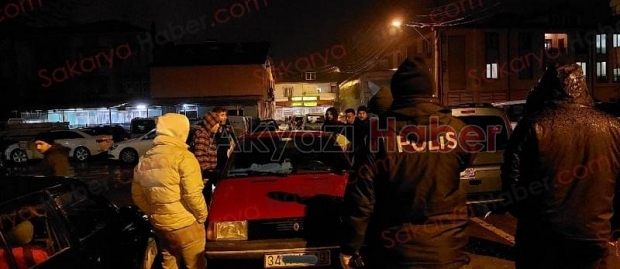 Çocuğu araçta bırakıp sohbete gitti