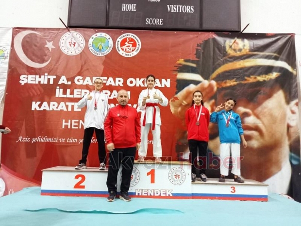 Akyazılı karateciler turnuvaya damga vurdu