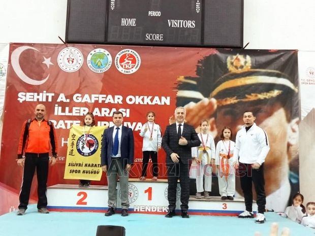 Akyazılı karateciler turnuvaya damga vurdu