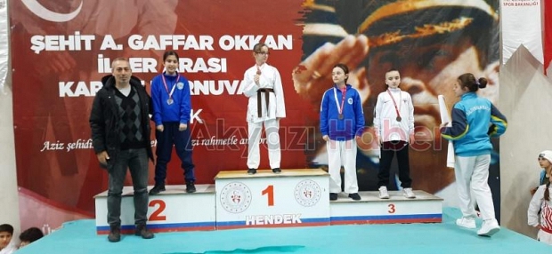 Akyazılı karateciler turnuvaya damga vurdu