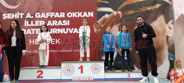 Akyazılı karateciler turnuvaya damga vurdu