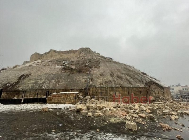 Tarihi Gaziantep Kalesi, depremde yıkıldı
