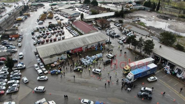 Sakarya yardımda öncü oldu: 25 yardım tırı, 55 iş makinası ve 124 personel