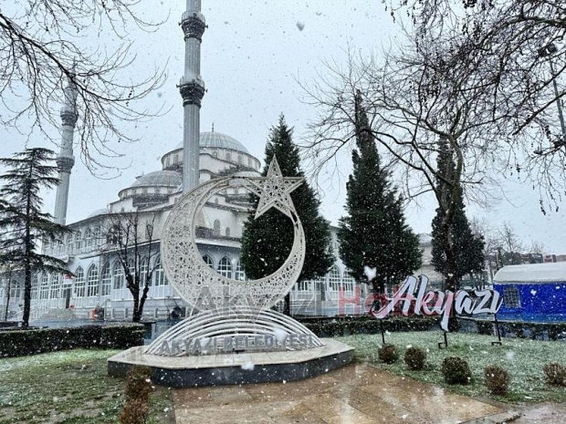 Akyazı'da kar etkili oluyor