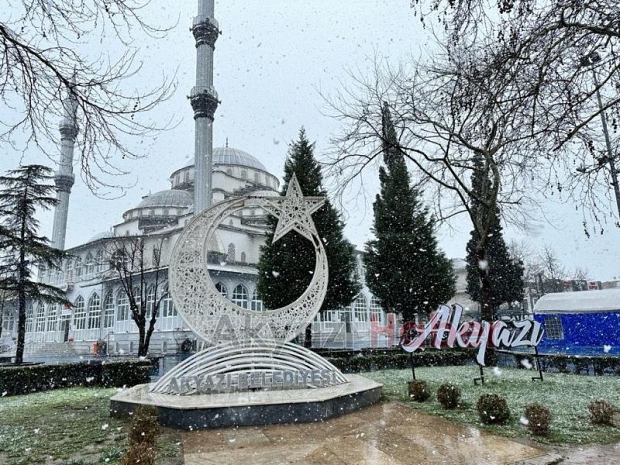 Akyazı'da kar etkili oluyor