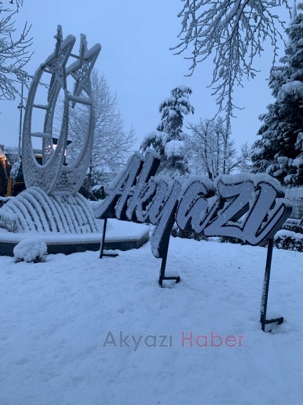 Akyazı'da kar etkili oluyor