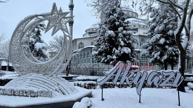 Akyazı'da kar etkili oluyor