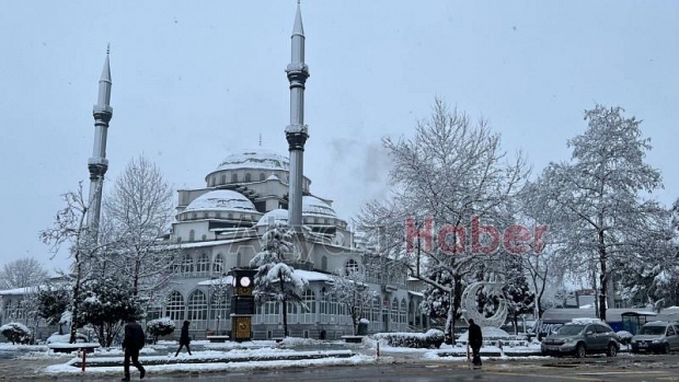 Akyazı'da kar etkili oluyor