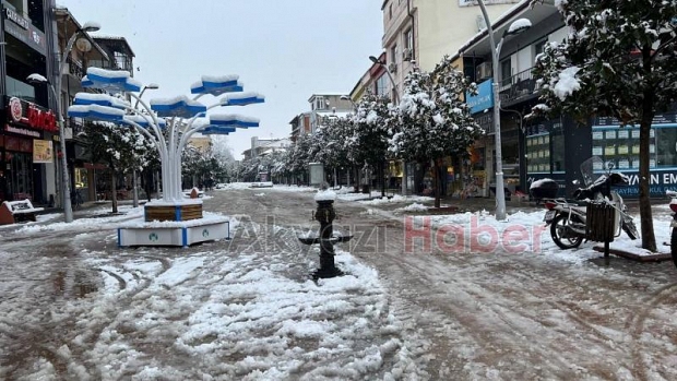 Akyazı'da kar etkili oluyor