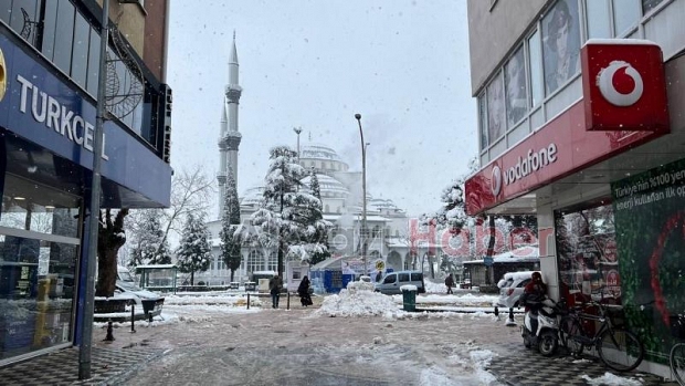 Akyazı'da kar etkili oluyor