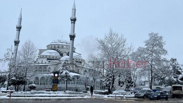 Akyazı'da kar etkili oluyor