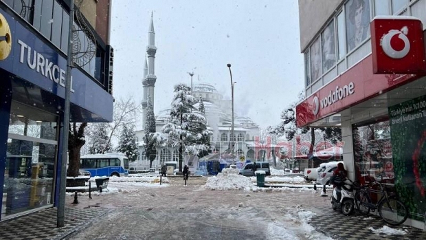 Akyazı'da kar etkili oluyor