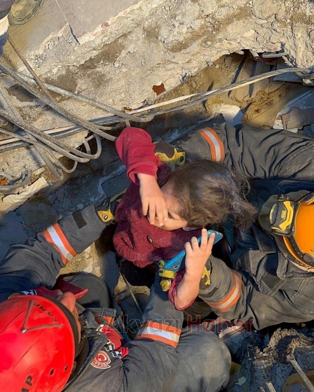 Sakarya itfaiyesi 5 yaşındaki kız ile anne ve babasını böyle çıkarttı
