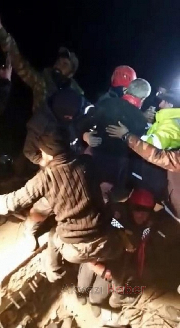 Sakarya itfaiyesi 5 yaşındaki kız ile anne ve babasını böyle çıkarttı