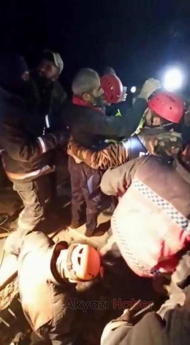 Sakarya itfaiyesi 5 yaşındaki kız ile anne ve babasını böyle çıkarttı