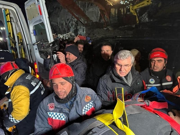 Başkan Yüce ve kurtarma ekipleri depremzedeler için mücadele ediyor