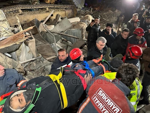 Başkan Yüce ve kurtarma ekipleri depremzedeler için mücadele ediyor