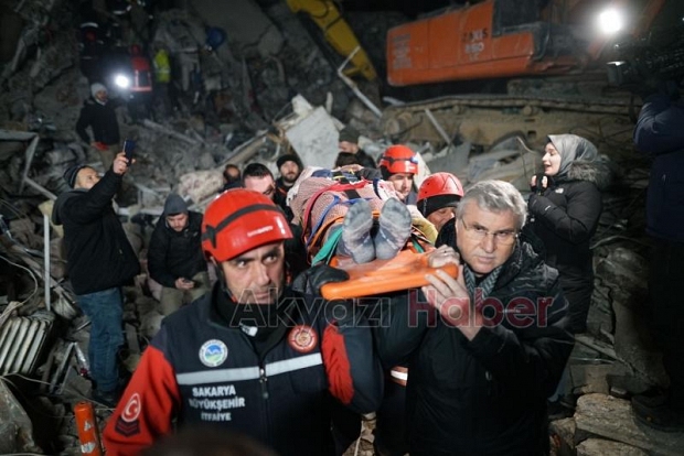 Başkan Yüce ve kurtarma ekipleri depremzedeler için mücadele ediyor